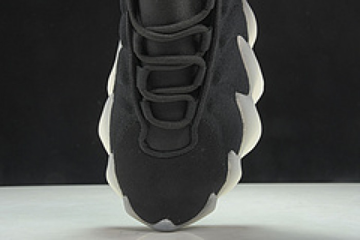 ad*s Y**zy boost 400 h68031