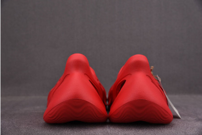 ad*s Y**zy foam runner red cw3355