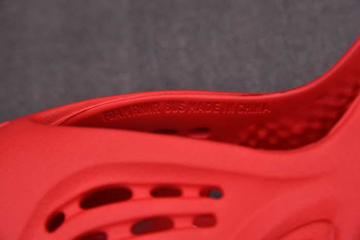 ad*s Y**zy foam runner red cw3355