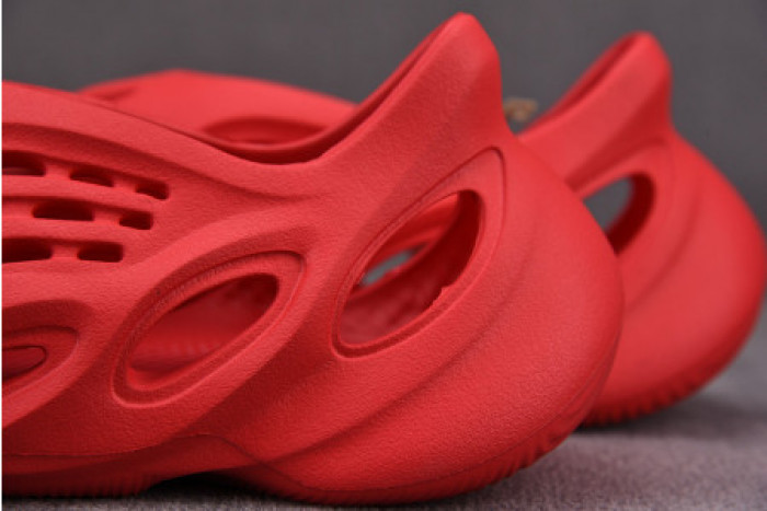 ad*s Y**zy foam runner red cw3355