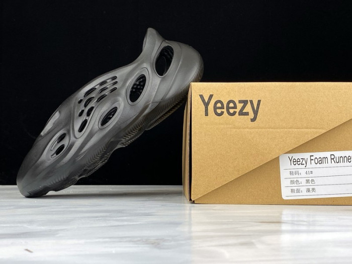 Y**zy foam runner black