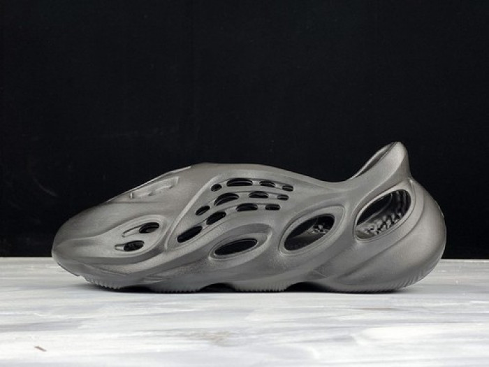 Y**zy foam runner black