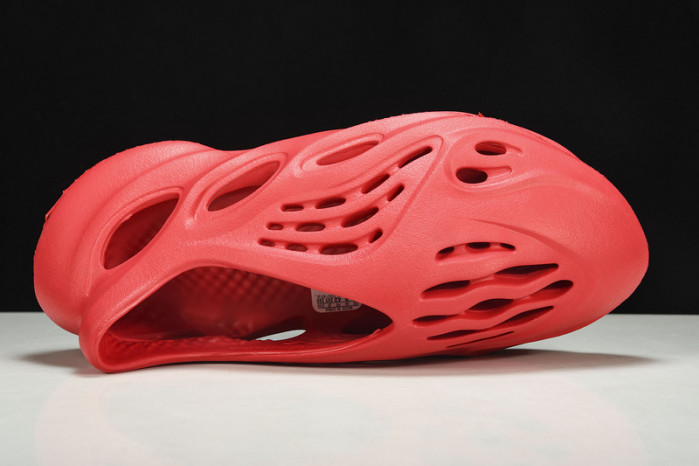 ad*s Y**zy foam runner red cw3355