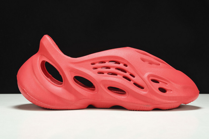 ad*s Y**zy foam runner red cw3355