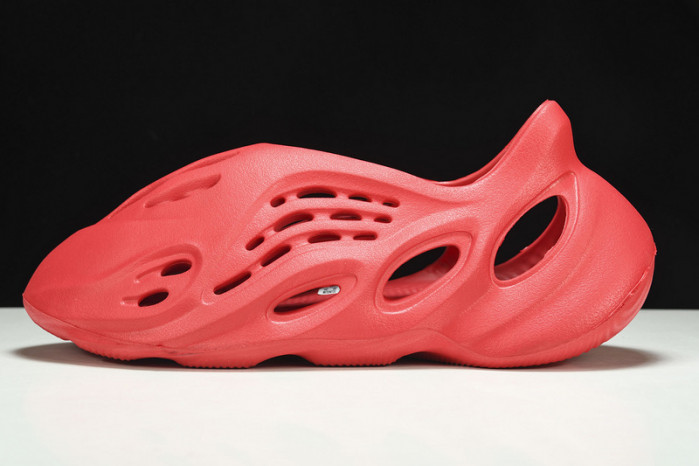 ad*s Y**zy foam runner red cw3355