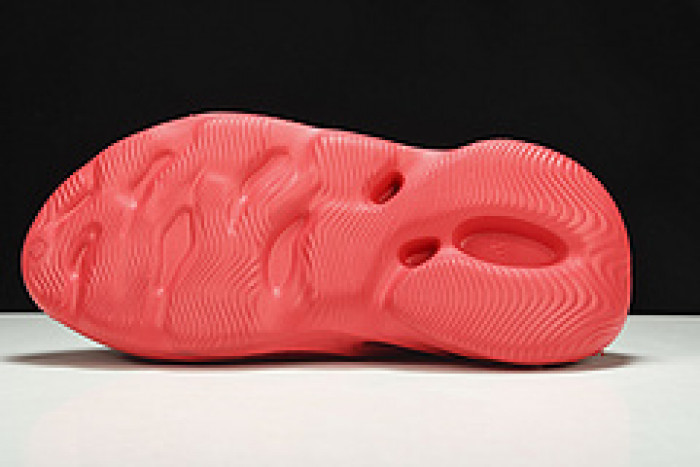 ad*s Y**zy foam runner red cw3355