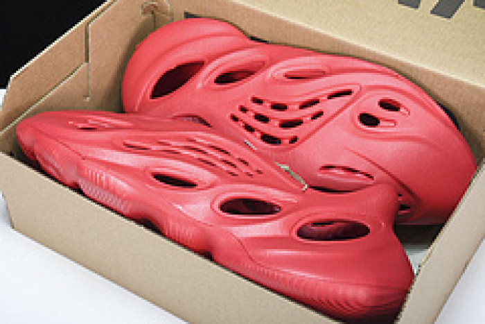 ad*s Y**zy foam runner red cw3355