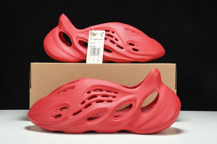 ad*s Y**zy foam runner red cw3355