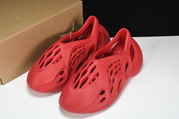 ad*s Y**zy foam runner red cw3355