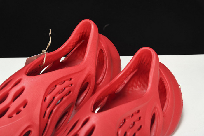 ad*s Y**zy foam runner red cw3355