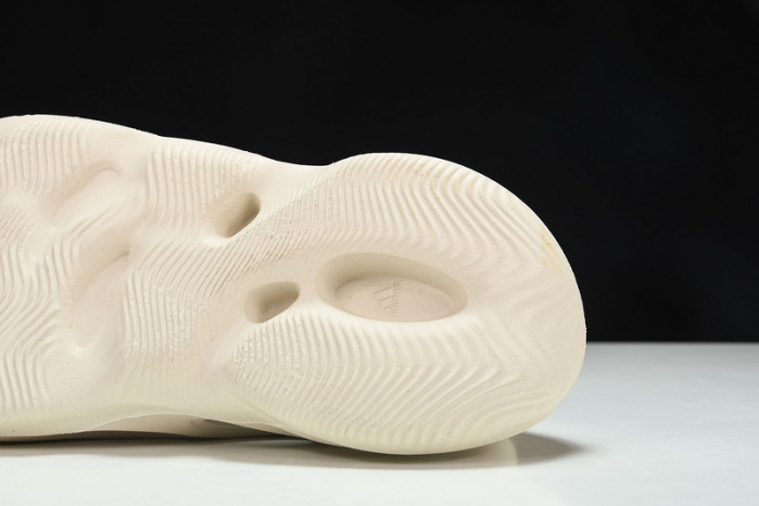 Y**zy foam runner  g55486