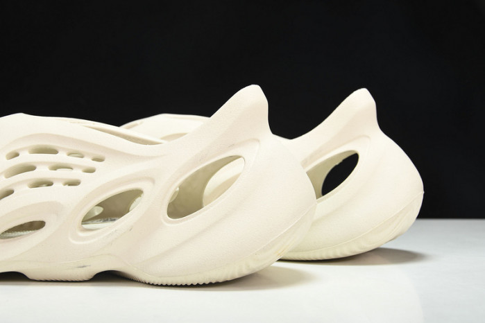 Y**zy foam runner  g55486