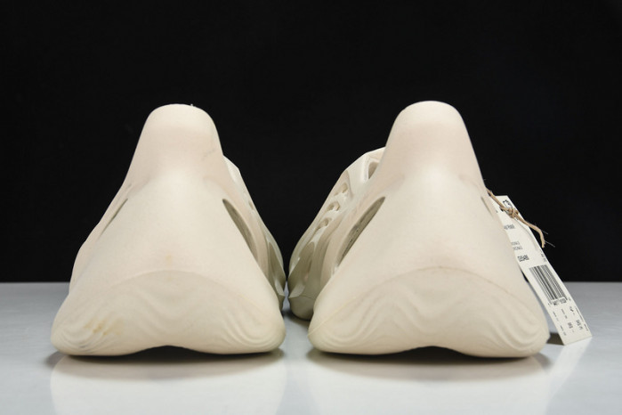Y**zy foam runner  g55486