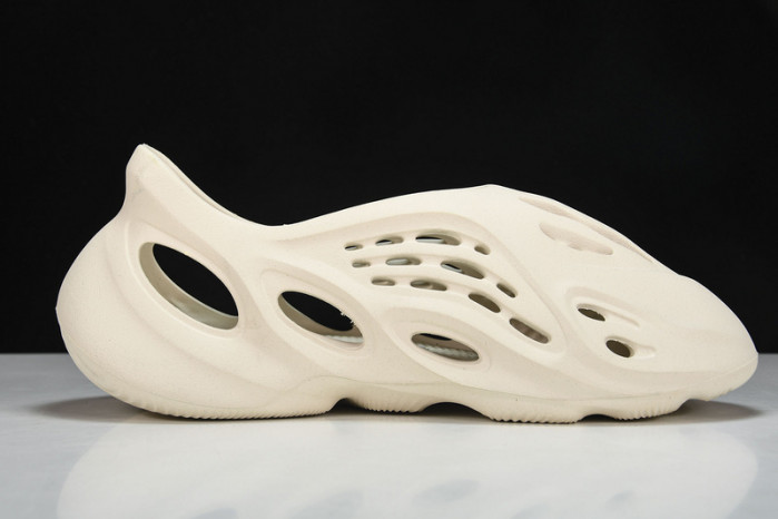 Y**zy foam runner  g55486