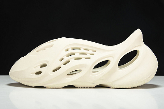Y**zy foam runner  g55486