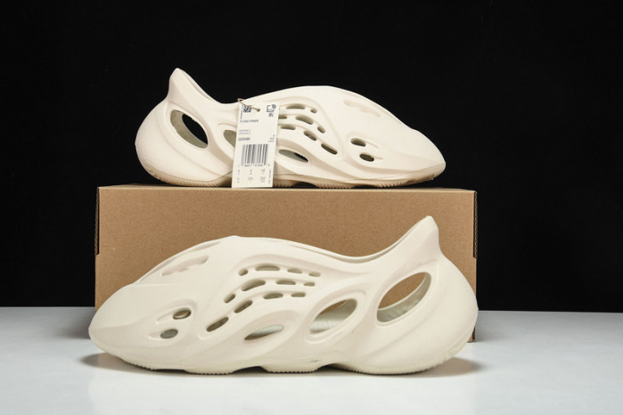 Y**zy foam runner  g55486