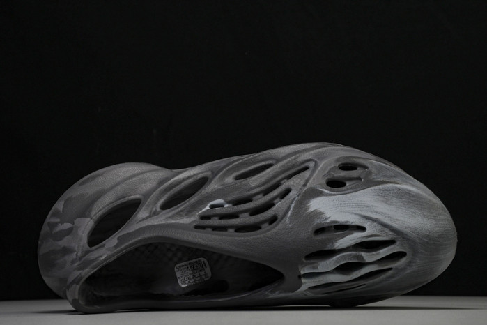 Y**zy foam runner  ie4931