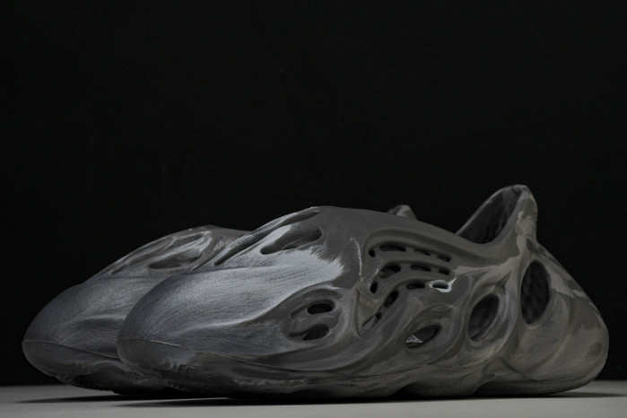 Y**zy foam runner  ie4931