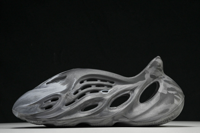 Y**zy foam runner  ie4931