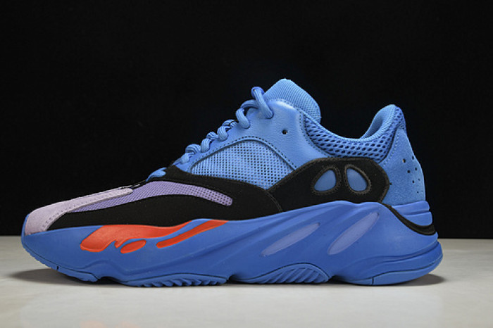 Y**zy boost 700 