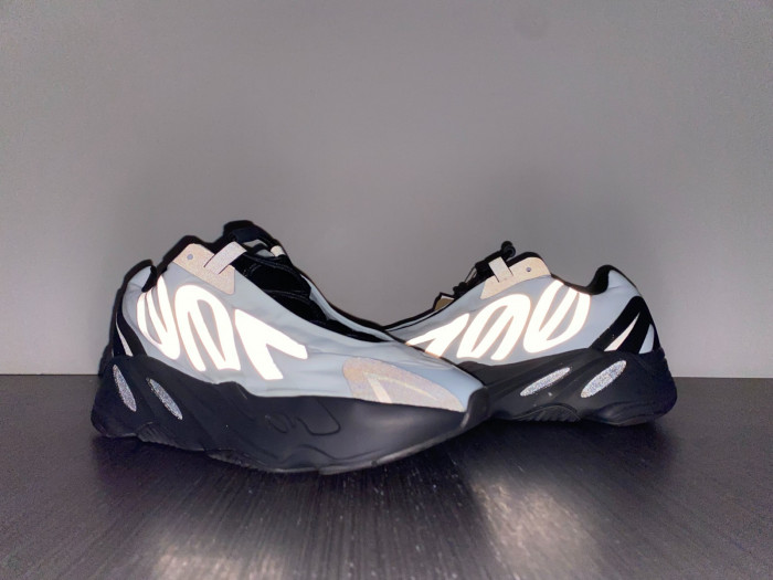 ad*s Y**zy boost 700 gz0711