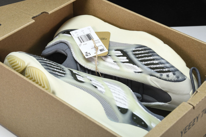 ad*s Y**zy 700 v3  fade id1674