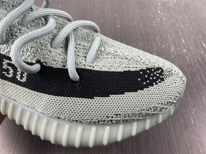 Y**zy boost 350 v2 hq2060