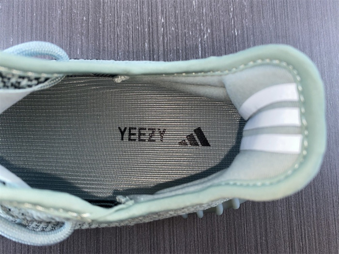 Y**zy boost 350 v2 hq2060
