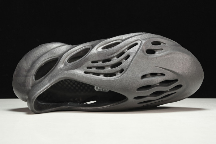 ad*s Y**zy foam runner “onyx” hp8739