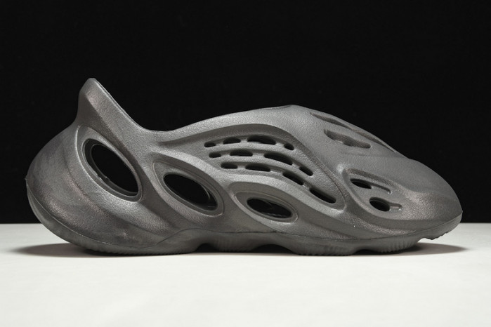 ad*s Y**zy foam runner “onyx” hp8739