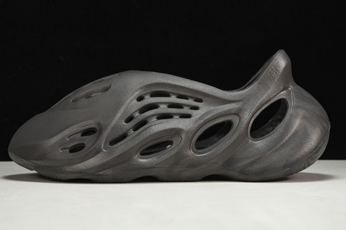 ad*s Y**zy foam runner “onyx” hp8739