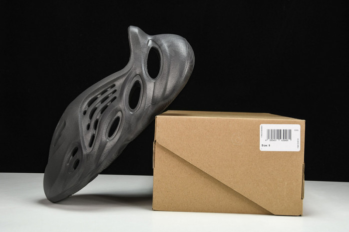 ad*s Y**zy foam runner “onyx” hp8739