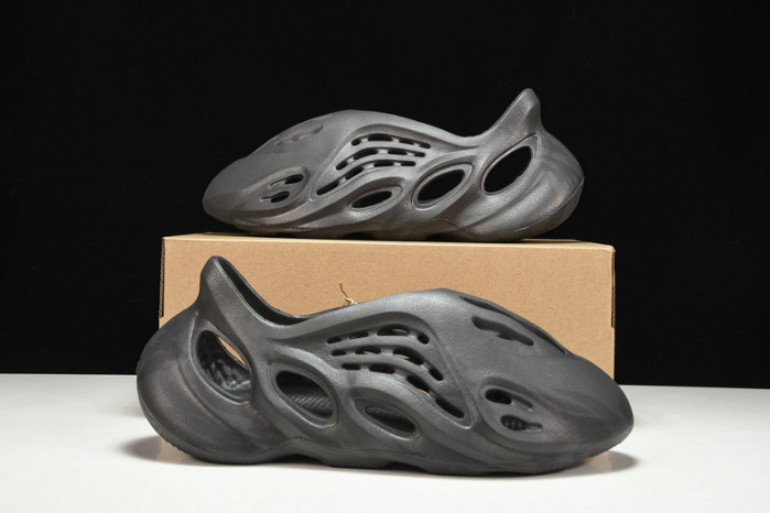 ad*s Y**zy foam runner “onyx” hp8739