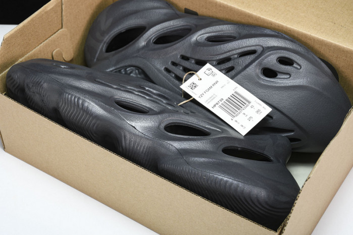 ad*s Y**zy foam runner “onyx” hp8739