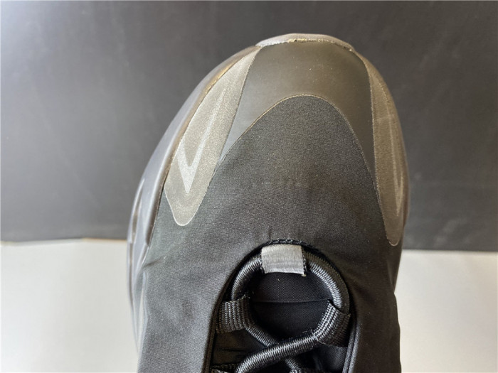ad*s Y**zy boost 700 mnvn triple black - fv4440