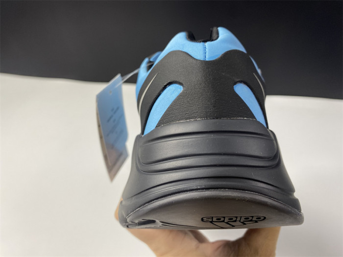 ad*s Y**zy boost 700 mnvn bright cyan gz3079