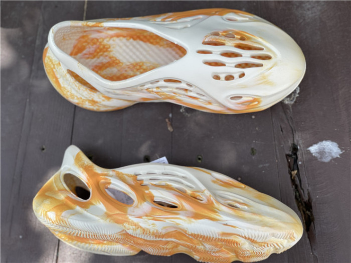 ad*s Y**zy foam rnnr mxt moon