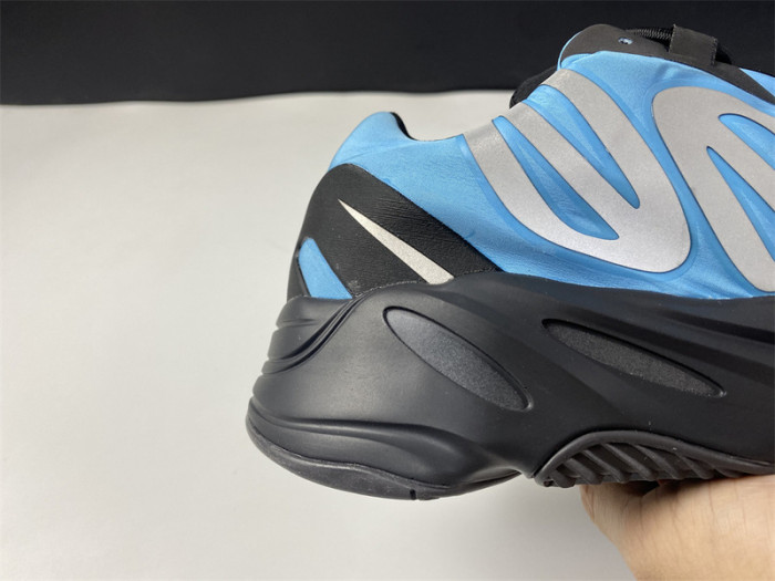 ad*s Y**zy boost 700 mnvn bright cyan gz3079