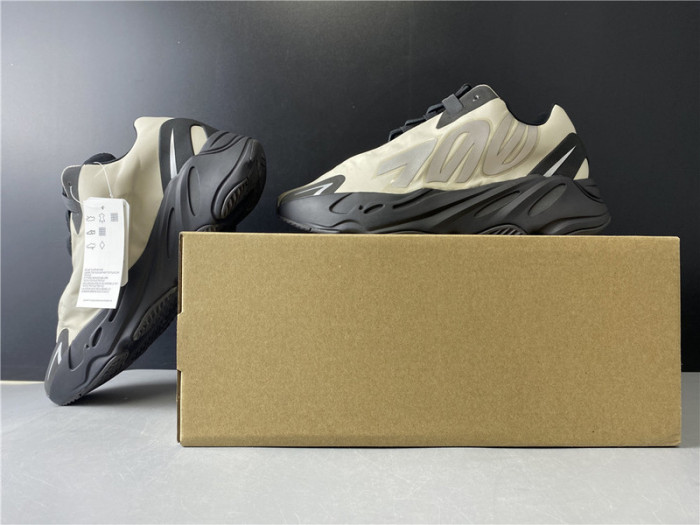 ad*s Y**zy boost 700 mnvn bone  fy3729