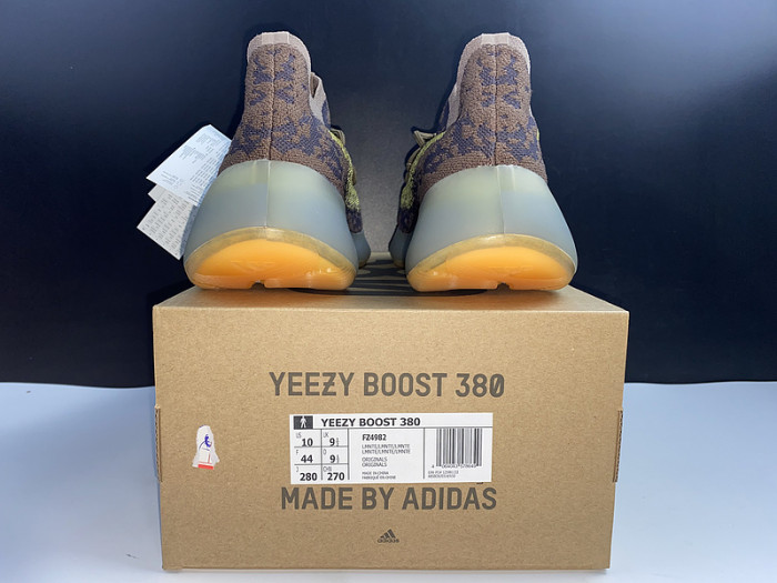 ad*s Y**zy boost 380 