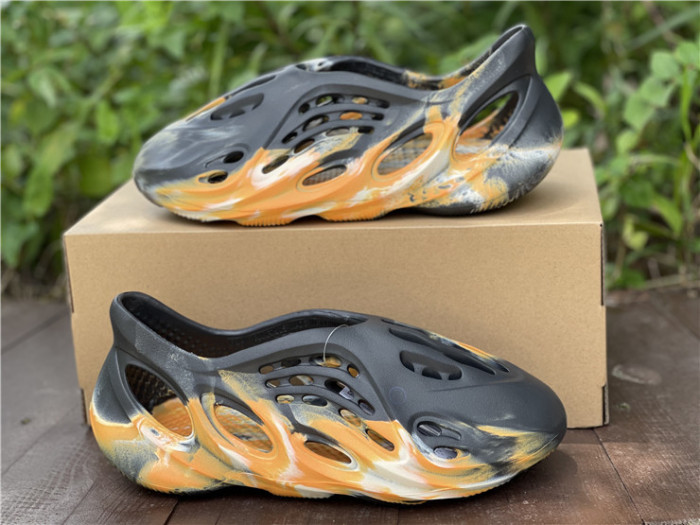 ad*s Y**zy foam rnnr mxt moon