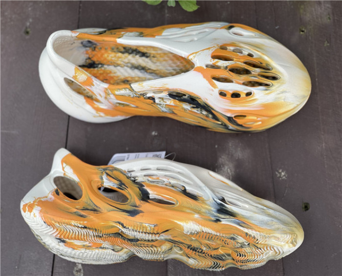 ad*s Y**zy foam rnnr mxt moon