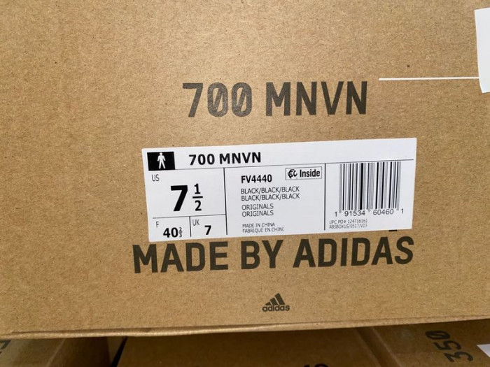 ad*s Y**zy boost 700 mnvn triple black - fv4440