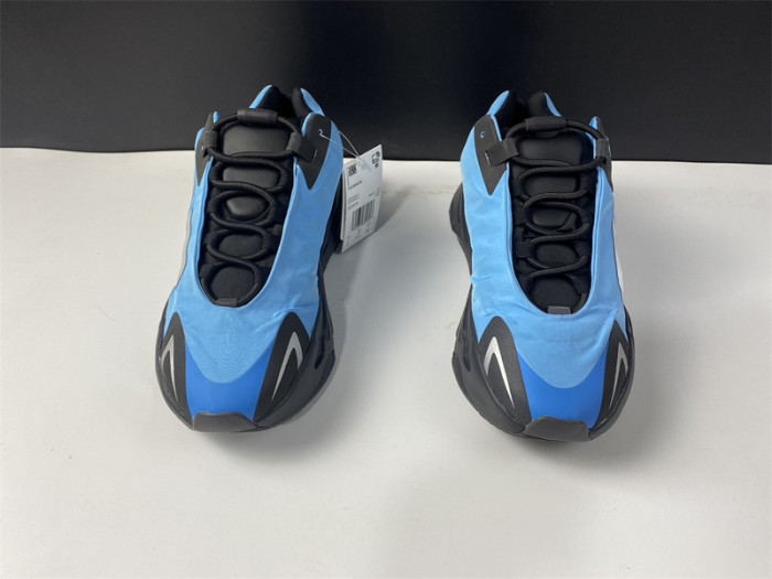 ad*s Y**zy boost 700 mnvn bright cyan gz3079