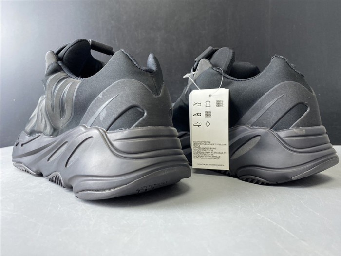 ad*s Y**zy boost 700 mnvn triple black - fv4440