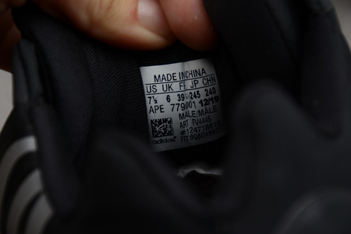 ad*s Y**zy boost 700 mnvn black and white  fv4445