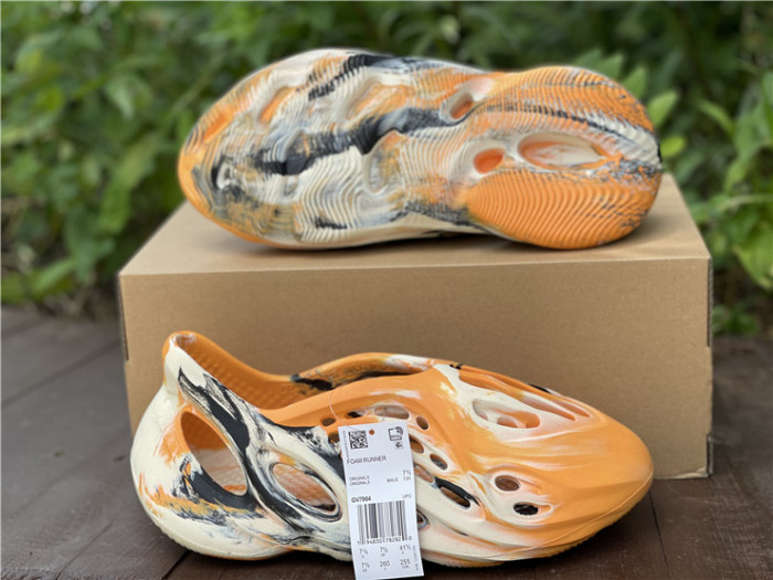 ad*s Y**zy foam rnnr mxt moon