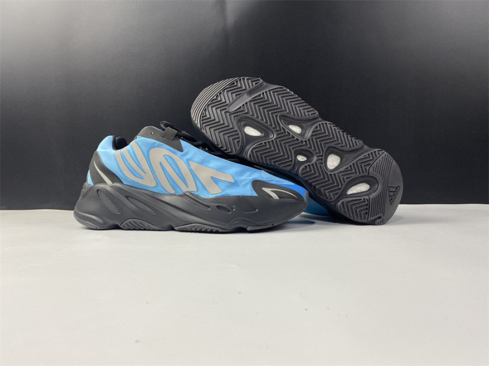 ad*s Y**zy boost 700 mnvn bright cyan gz3079