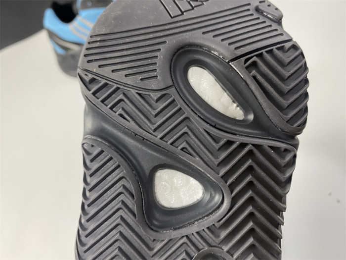 ad*s Y**zy boost 700 mnvn bright cyan gz3079