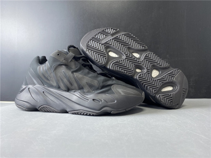 ad*s Y**zy boost 700 mnvn triple black - fv4440